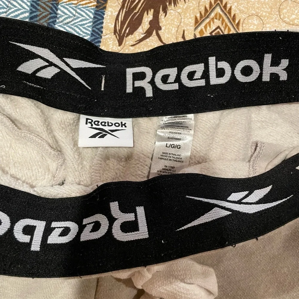Reebok men’s joggers with patch sweatpants used in good condition size L - Picture 4 of 4